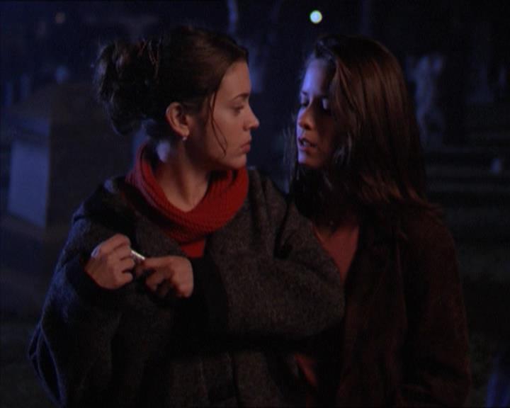 Charmed-Online-dot-215GiveMeASign2001.jpg