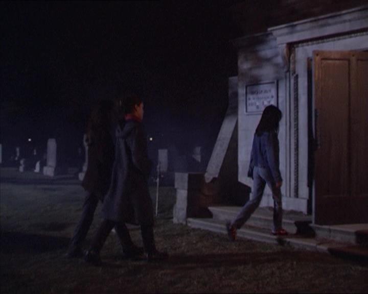 Charmed-Online-dot-215GiveMeASign2036.jpg