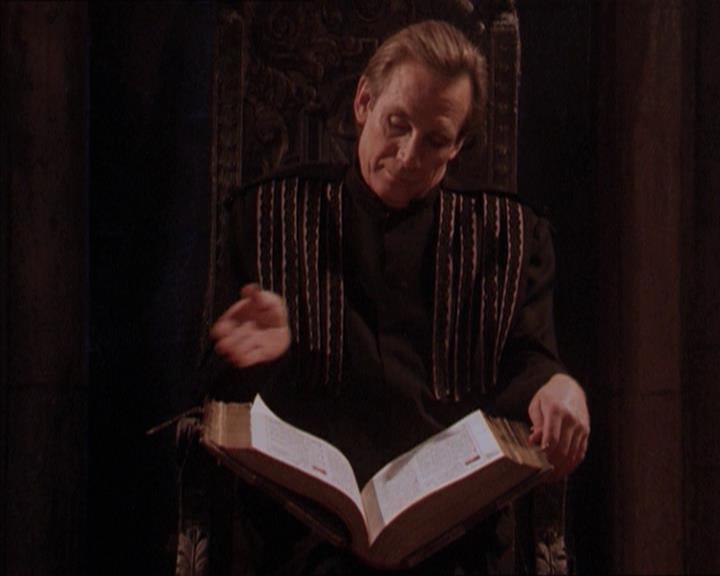 Charmed-Online-dot-215GiveMeASign2038.jpg