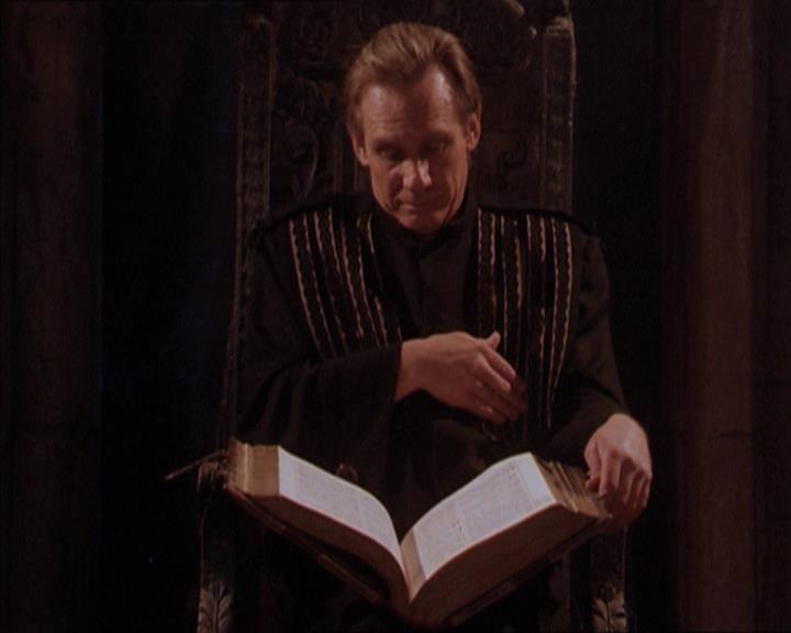Charmed-Online-dot-215GiveMeASign2039.jpg
