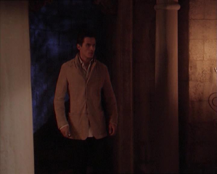 Charmed-Online-dot-215GiveMeASign2046.jpg