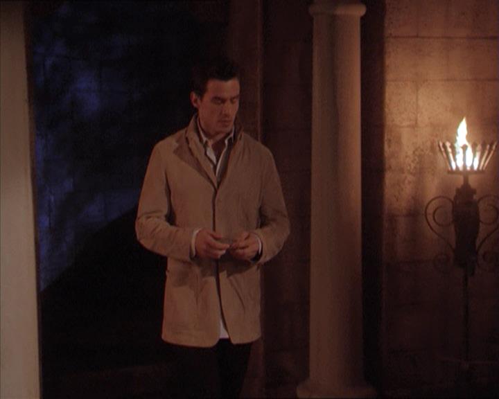 Charmed-Online-dot-215GiveMeASign2047.jpg