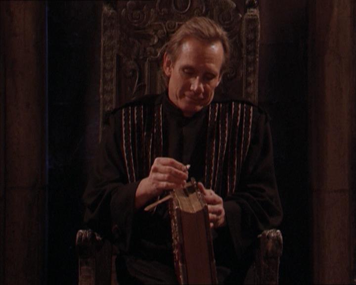 Charmed-Online-dot-215GiveMeASign2061.jpg