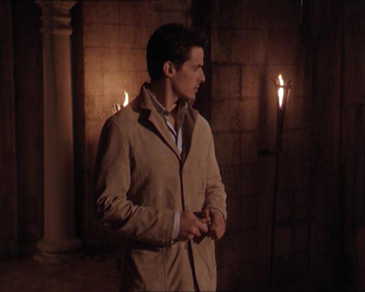 Charmed-Online-dot-215GiveMeASign2062.jpg