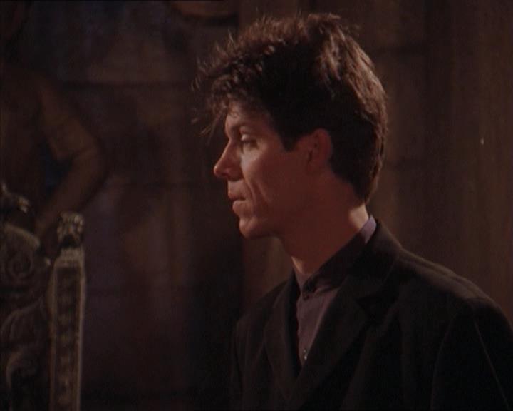 Charmed-Online-dot-215GiveMeASign2067.jpg