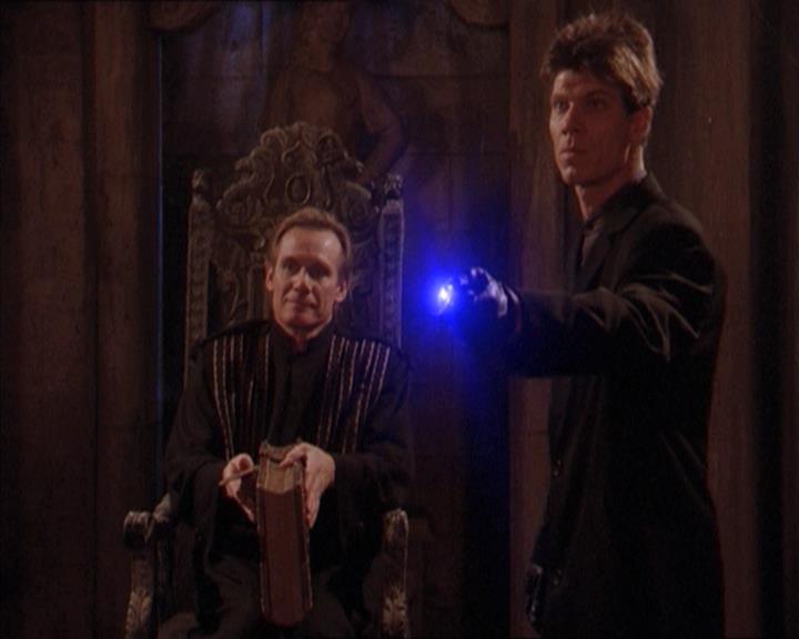 Charmed-Online-dot-215GiveMeASign2068.jpg