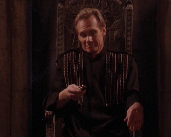 Charmed-Online-dot-215GiveMeASign2081.jpg