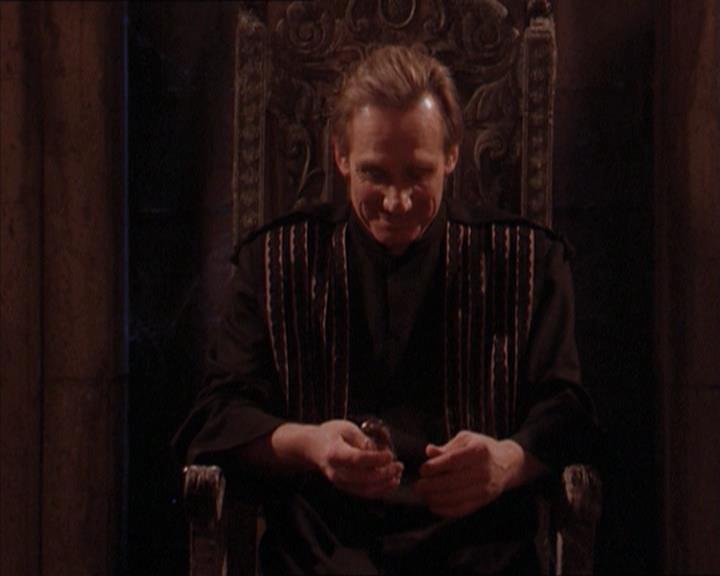 Charmed-Online-dot-215GiveMeASign2082.jpg