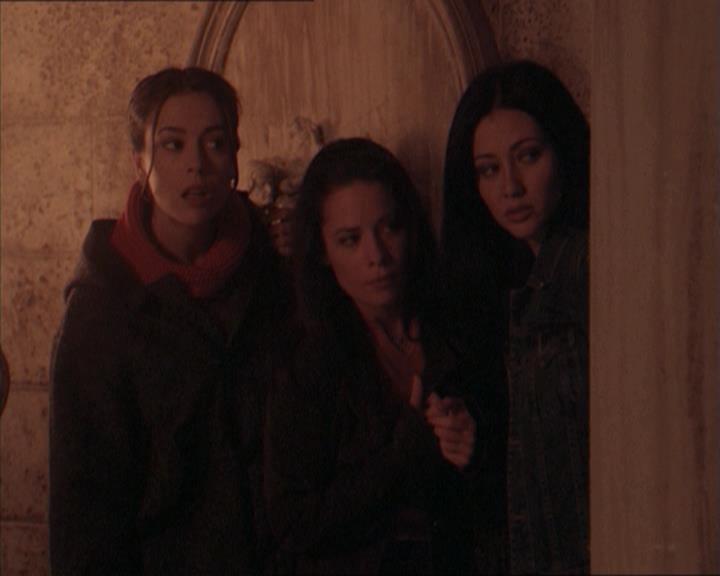 Charmed-Online-dot-215GiveMeASign2084.jpg