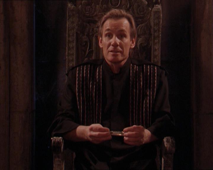 Charmed-Online-dot-215GiveMeASign2085.jpg