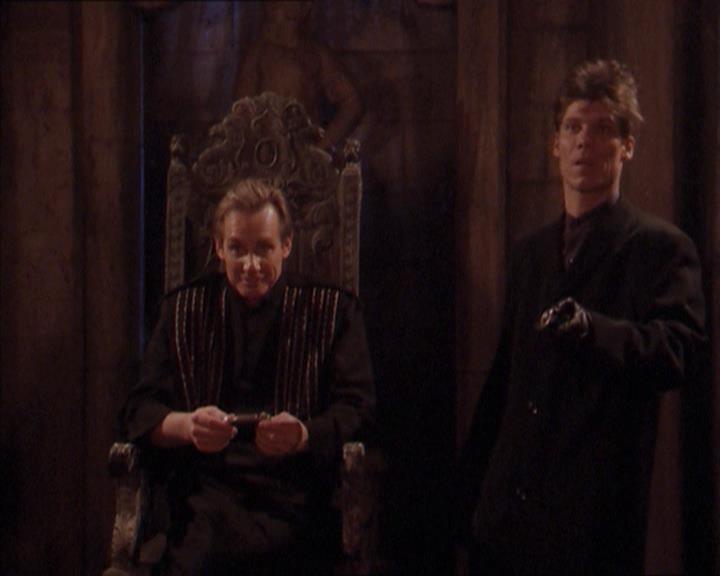 Charmed-Online-dot-215GiveMeASign2089.jpg