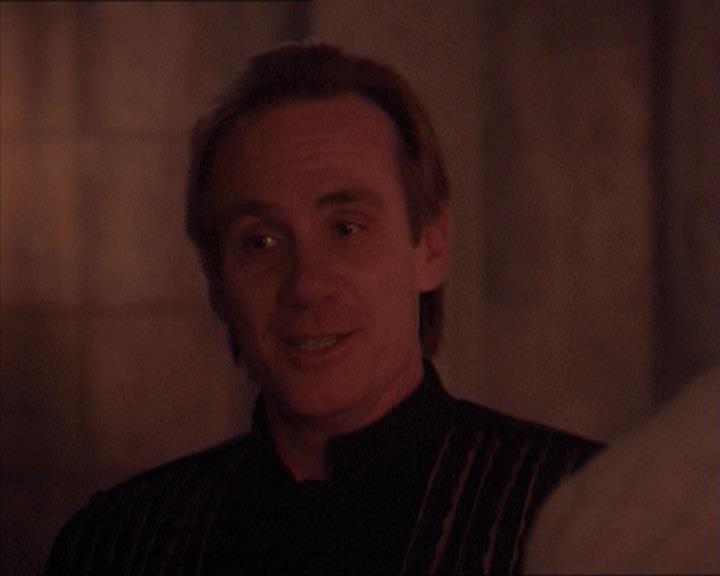 Charmed-Online-dot-215GiveMeASign2121.jpg