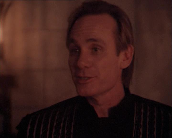 Charmed-Online-dot-215GiveMeASign2122.jpg