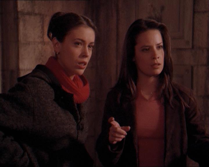 Charmed-Online-dot-215GiveMeASign2169.jpg