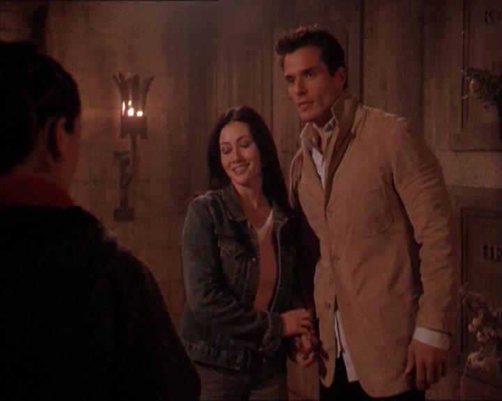 Charmed-Online-dot-215GiveMeASign2171.jpg