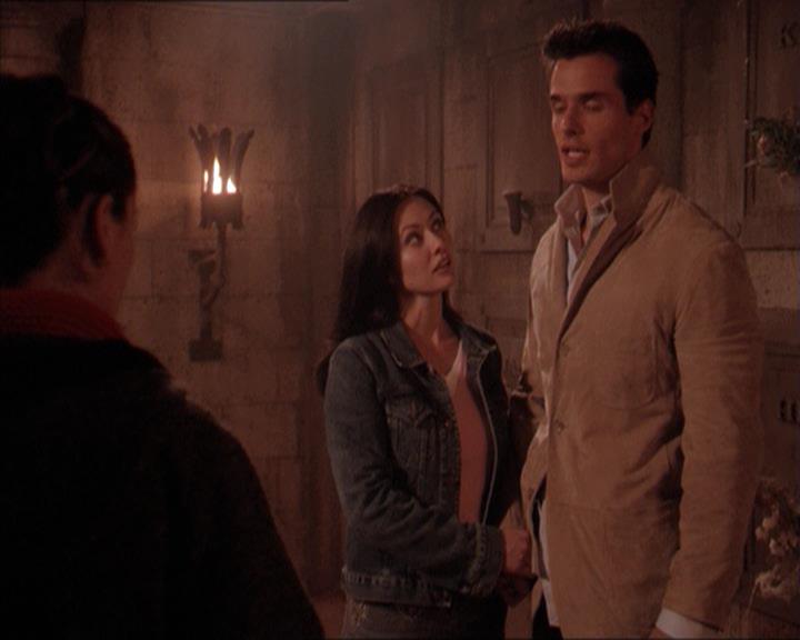 Charmed-Online-dot-215GiveMeASign2181.jpg