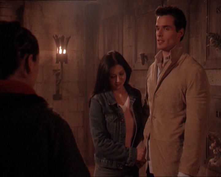Charmed-Online-dot-215GiveMeASign2186.jpg