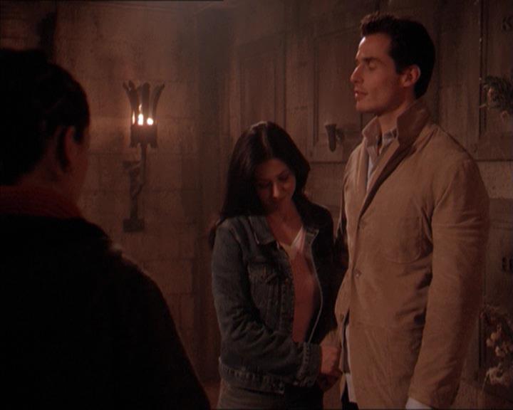 Charmed-Online-dot-215GiveMeASign2187.jpg