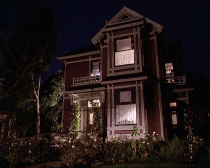 Charmed-Online-dot-215GiveMeASign2198.jpg