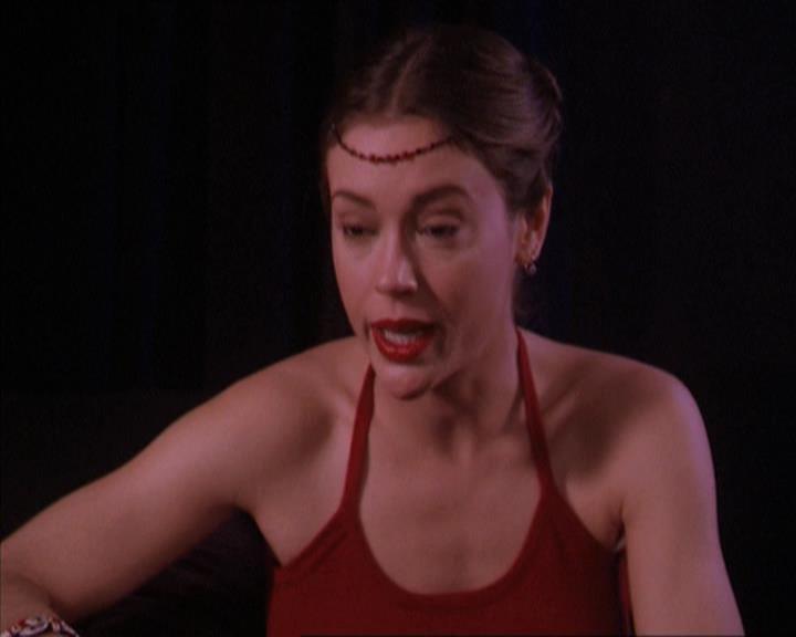 Charmed-Online-dot-215GiveMeASign2294.jpg