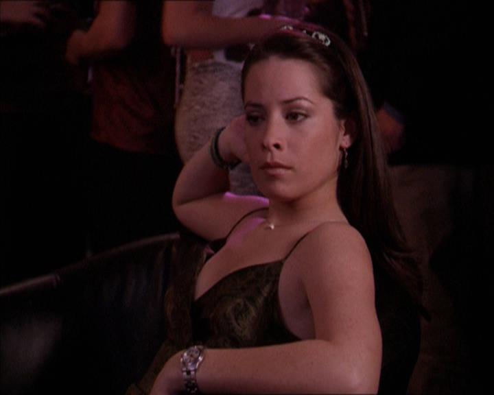 Charmed-Online-dot-215GiveMeASign2296.jpg