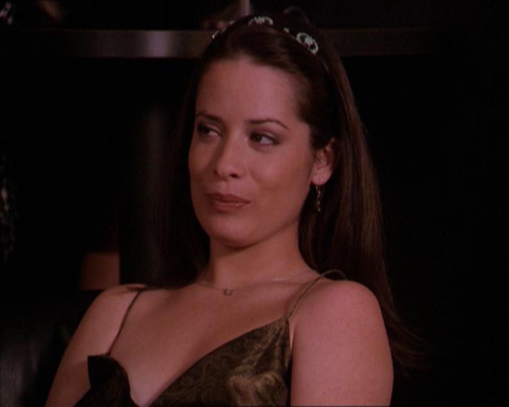 Charmed-Online-dot-215GiveMeASign2343.jpg