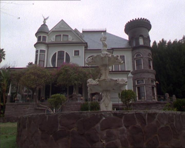 Charmed-Online-dot-217HowtoMakeAQuiltoutofAmericans0821.jpg