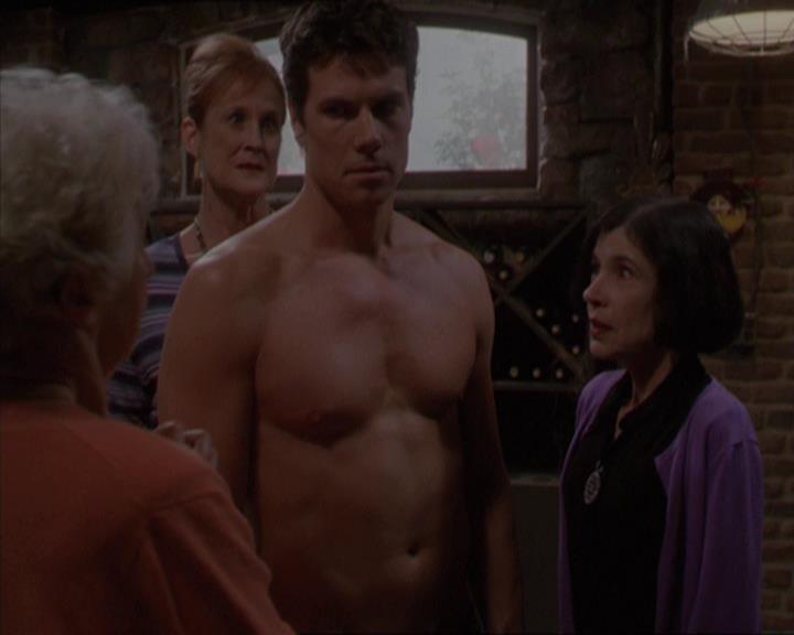 Charmed-Online-dot-217HowtoMakeAQuiltoutofAmericans0868.jpg Charmed-Online-dot-217HowtoMakeAQuiltoutofAmericans0868.jpg