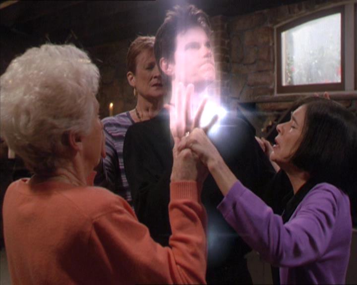 Charmed-Online-dot-217HowtoMakeAQuiltoutofAmericans1221.jpg
