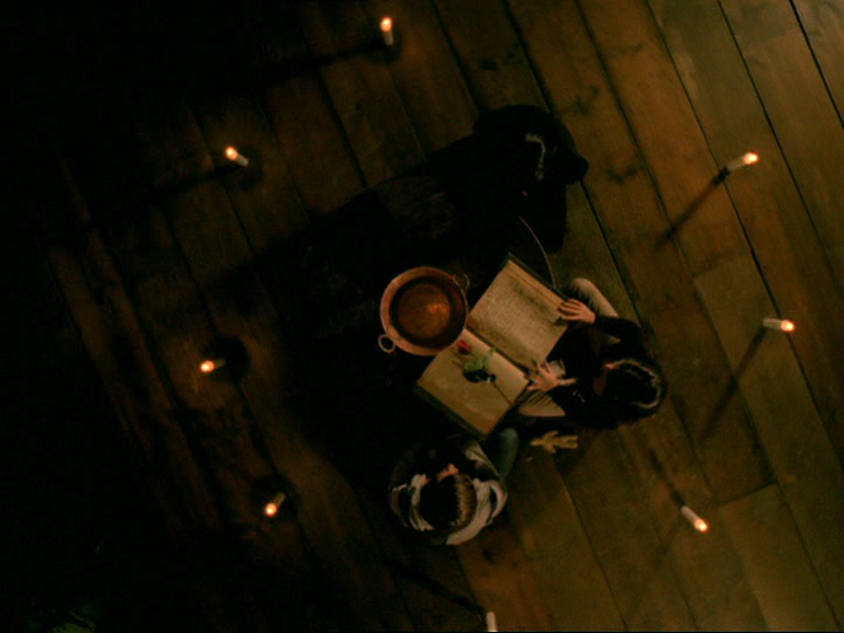 charmed-online_dot_net_OpeningCreditsS2-00006.png