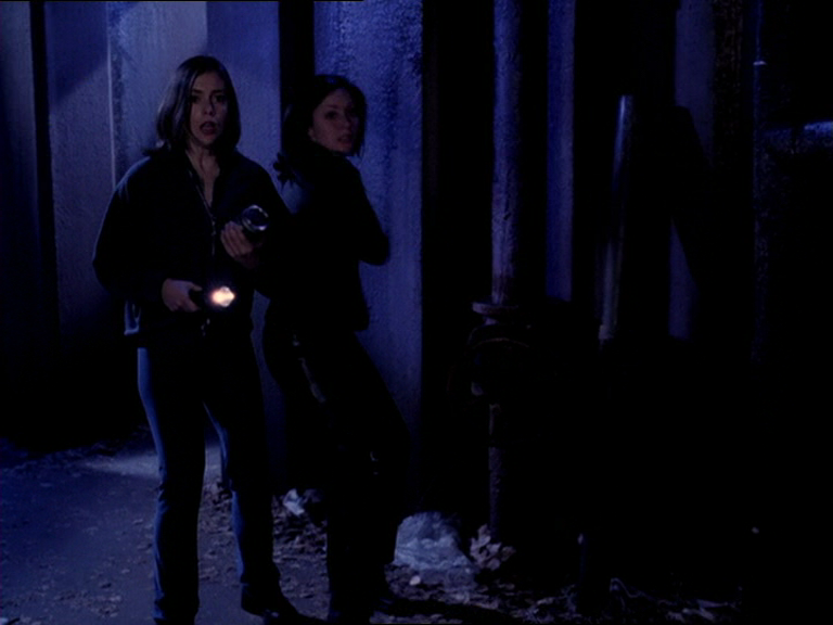 charmed-online_dot_net_OpeningCreditsS2-00009.png