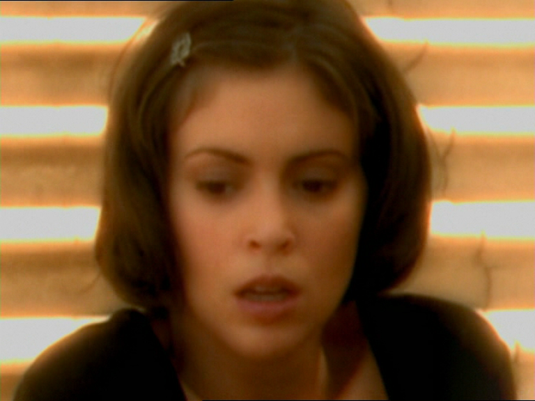 charmed-online_dot_net_OpeningCreditsS2-00031.png