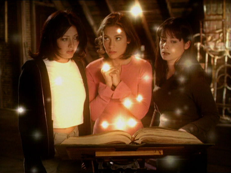 charmed-online_dot_net_OpeningCreditsS2-00049.png