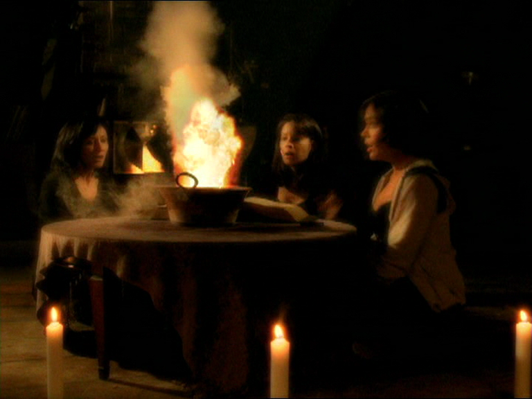 charmed-online_dot_net_OpeningCreditsS2-00051.png
