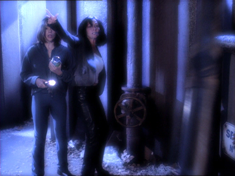 charmed-online_dot_net_OpeningCreditsS2-00010.png