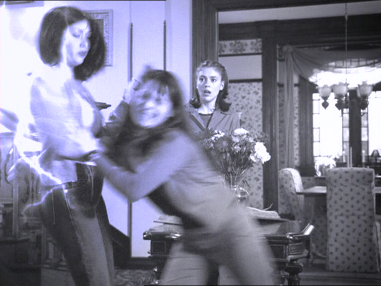 charmed-online_dot_net_OpeningCreditsS2-00032.png