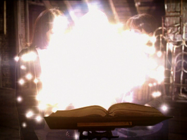 charmed-online_dot_net_OpeningCreditsS2-00037.png