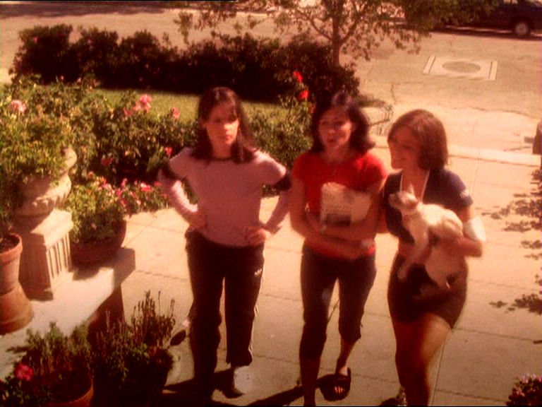 charmed-online_dot_net_OpeningCreditsS2-00053.png