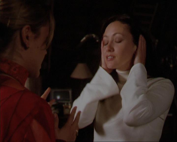 Charmed-Online_dot_net-3x01TheHoneymoonsOver0068.jpg Charmed-Online_dot_net-3x01TheHoneymoonsOver0068.jpg