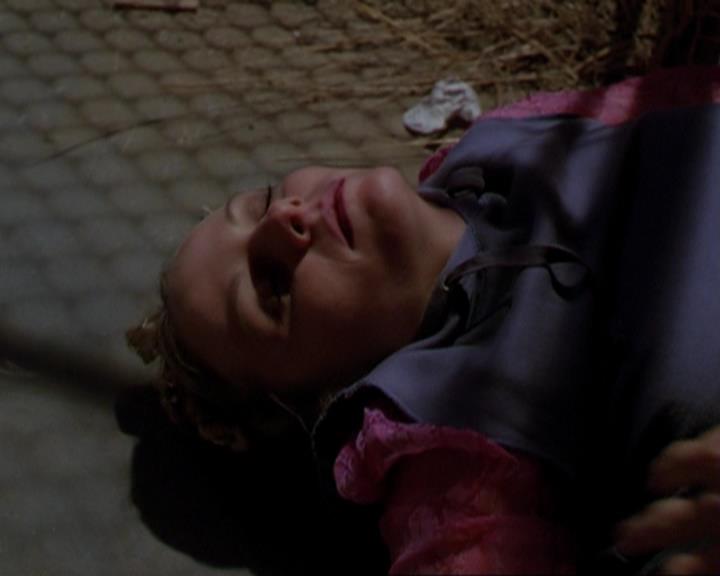 Charmed-Online_dot_net-3x01TheHoneymoonsOver0250.jpg