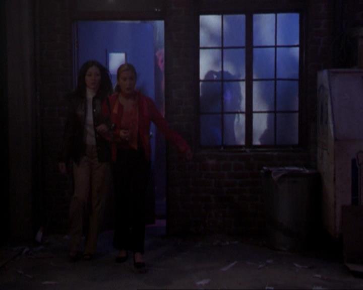 Charmed-Online_dot_net-3x01TheHoneymoonsOver0292.jpg