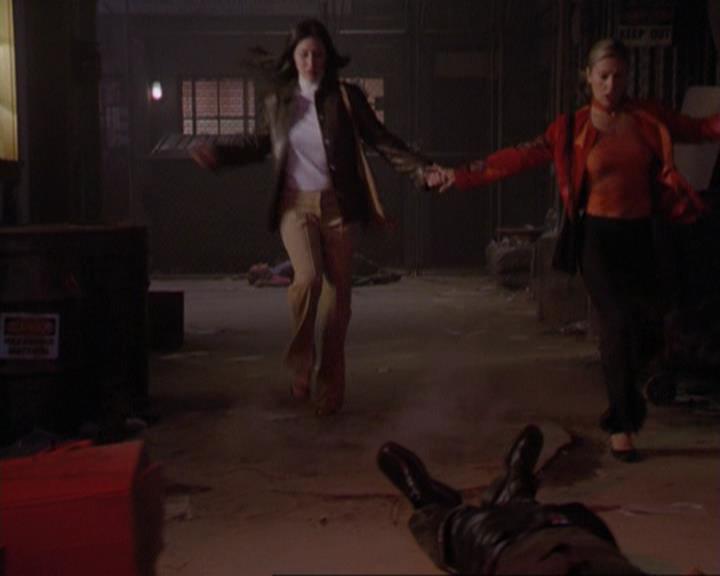 Charmed-Online_dot_net-3x01TheHoneymoonsOver0307.jpg