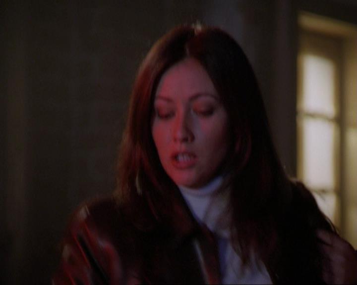Charmed-Online_dot_net-3x01TheHoneymoonsOver0333.jpg Charmed-Online_dot_net-3x01TheHoneymoonsOver0333.jpg