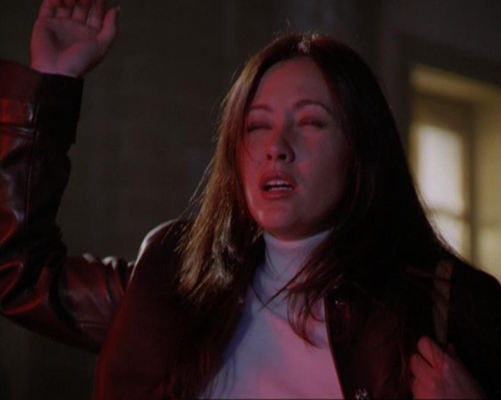 Charmed-Online_dot_net-3x01TheHoneymoonsOver0342.jpg Charmed-Online_dot_net-3x01TheHoneymoonsOver0342.jpg