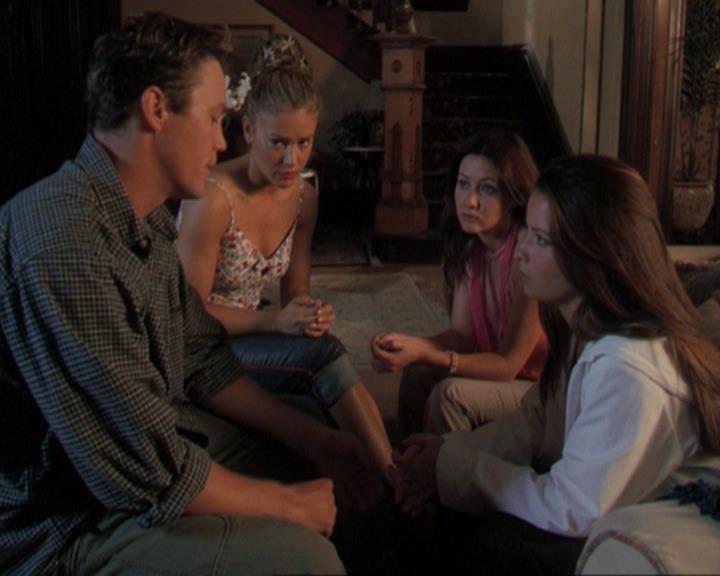 Charmed-Online_dot_net-3x02MagicHour0220.jpg