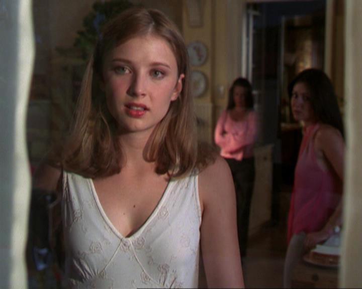 Charmed-Online_dot_net-3x02MagicHour1171.jpg