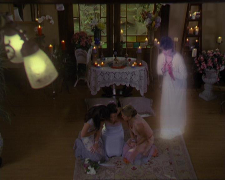 Charmed-Online_dot_net-3x02MagicHour2314.jpg