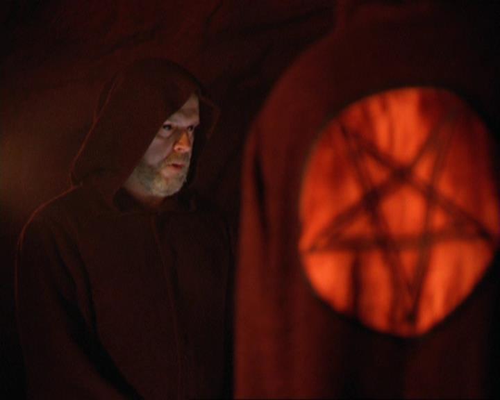 Charmed-Online_dot_net-3x02MagicHour2326.jpg