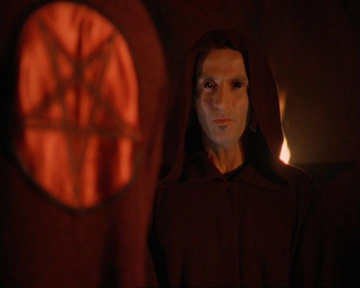Charmed-Online_dot_net-3x02MagicHour2332.jpg