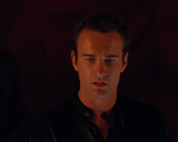 Charmed-Online_dot_net-3x02MagicHour2349.jpg